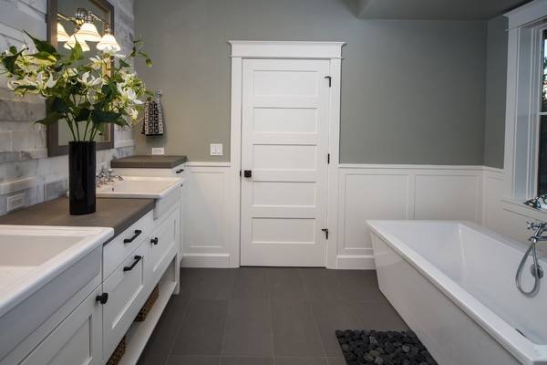 Преимущества светлых дверей в интерьере